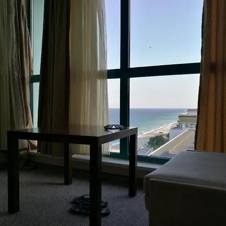 Sky High Beach Studio Apartment Warna